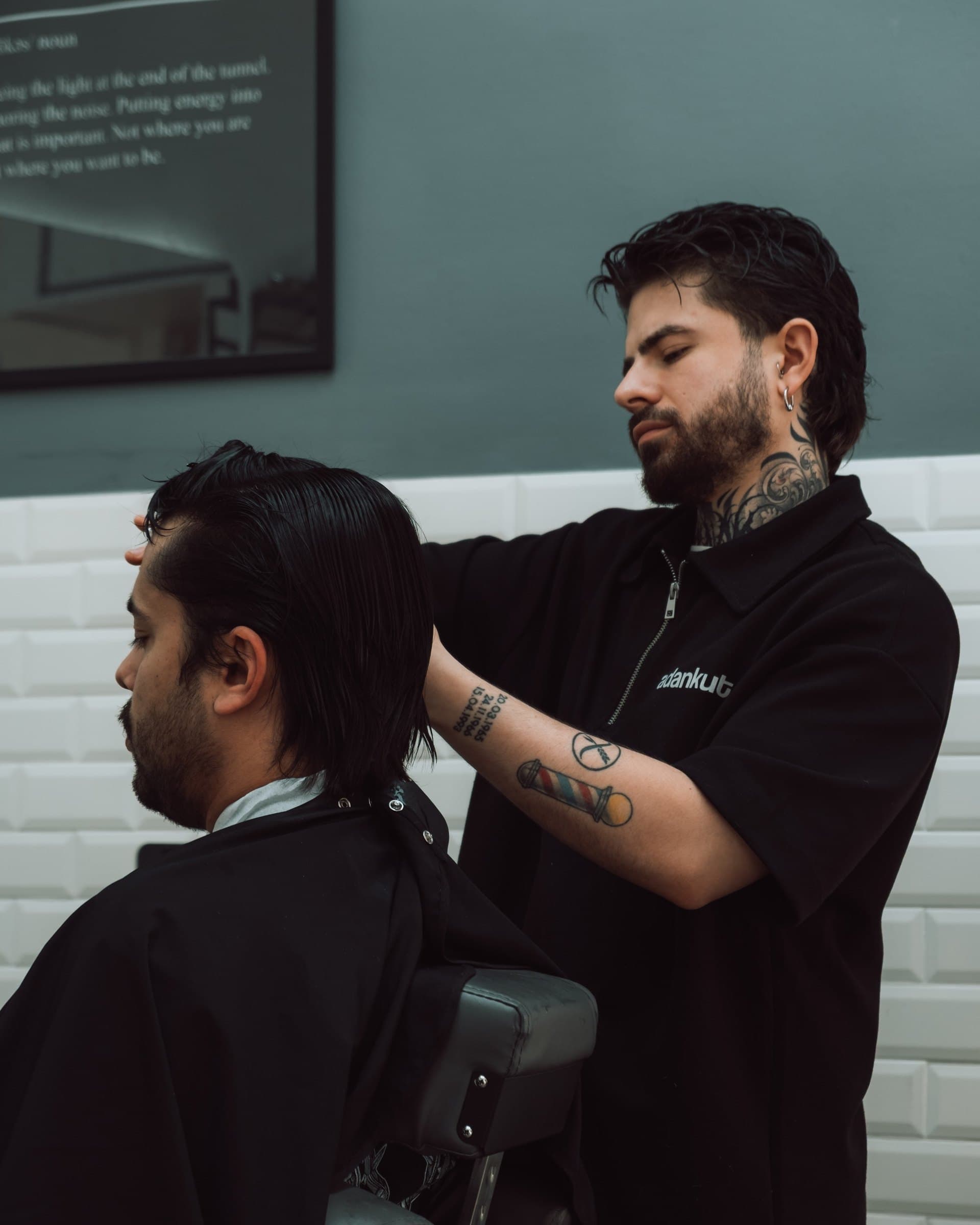 Adán Kut cortando en Focus Barber Studio
