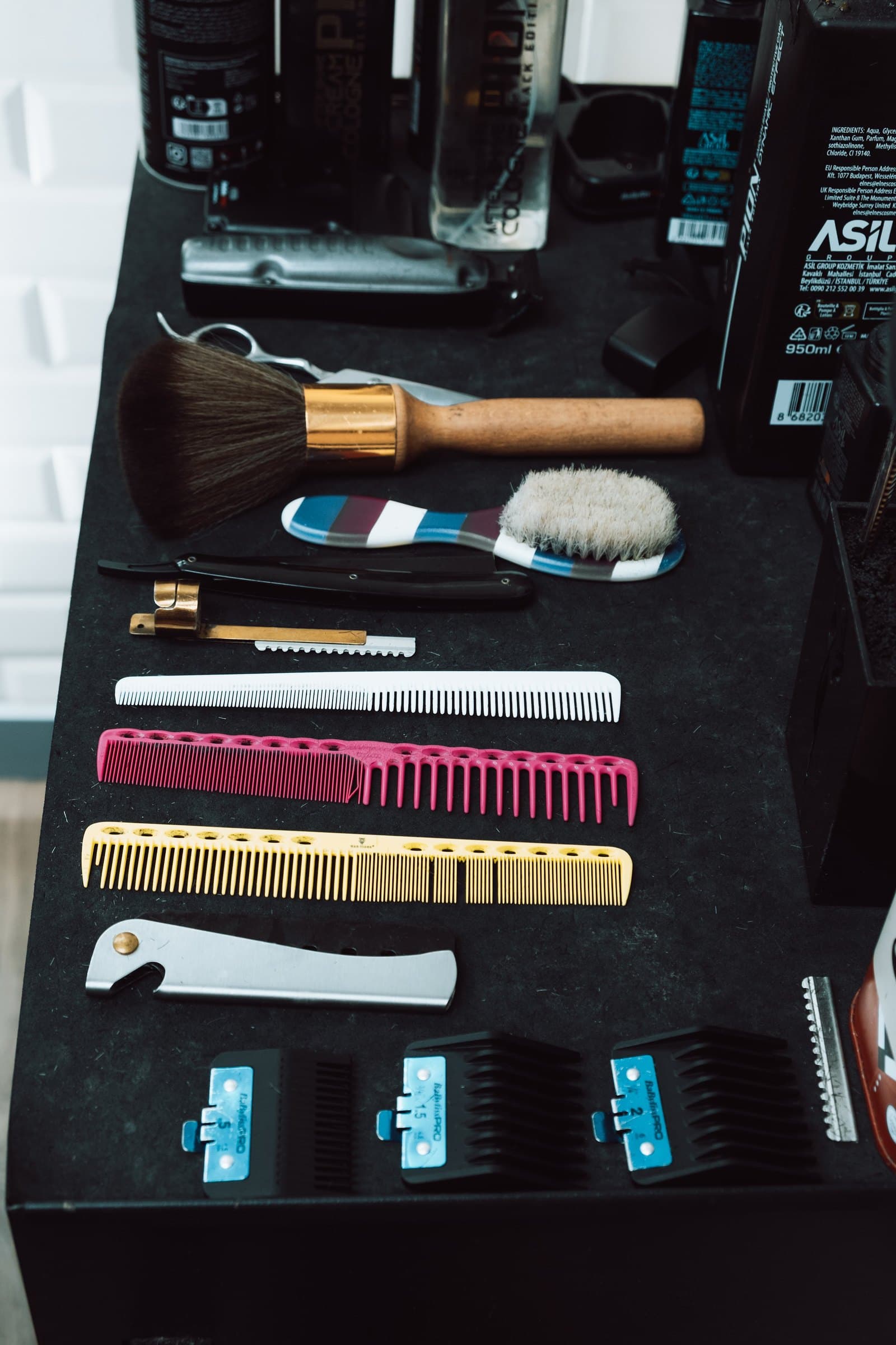 Herramientas de barbería sobre la mesa