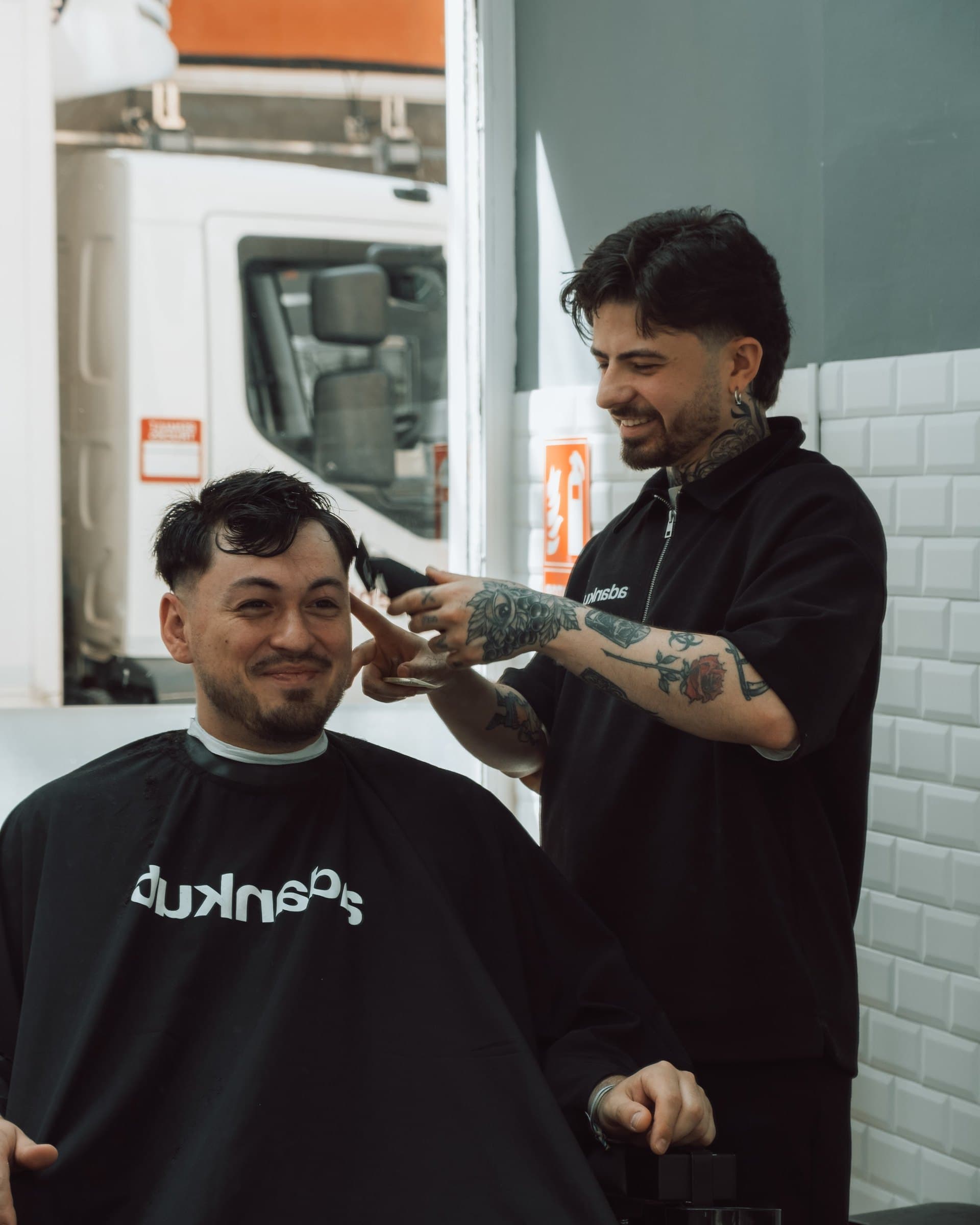 Lerson cortando a un cliente en el estudio